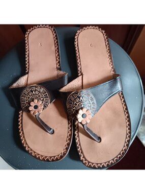 True Vintage Women's Sandals 7 Aztec Sun Dial Leather Flip Flops 1980's Mexico
